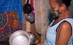 O aumento do gás de cozinha está preocupando quem já tem dificuldade para colocar a comida dentro de casa. Algumas pessoas estão procurando outras alternativas na hora de preparar as refeições