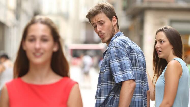 Namorado distraídoA foto, retirada de um banco de imagens, mostra um casal andando na rua, enquanto o homem olha para outra mulher que está passando, a namorada o julga com um olhar. O meme já recebeu as mais variadas e criativas versões possíveis