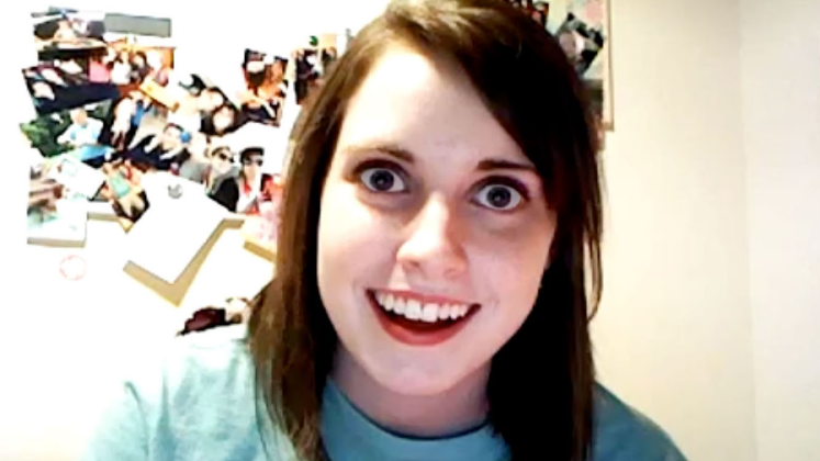Namorada superapegadaSurgiu a partir da interpretação de uma personagem fictícia da youtuber norte-americana Laina Morris. Com um sorriso paranoico e um tanto quanto assustador, a foto da mulher se espalhou pela internet como 