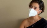 A administradora de empresas Joyce Macedo teve covid-19 duas vezes. Na primeira infecção, ela ficou internada seis dias e quando retornou para casa teve muitas reações, as principais foram na pele e no cabelo