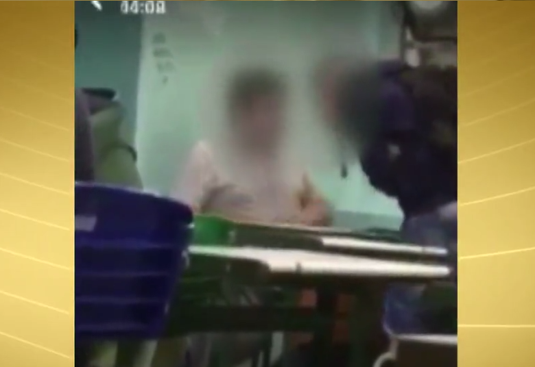 Salas de aulas lotadas, salários baixos e violência são algumas características da realidade de professores do ensino público. Uma pesquisa do estado de São Paulo revela que mais da metade dos professores de escolas públicas já sofreu violência física ou verbal