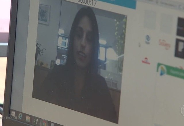 No entanto, o tradicional currículo impresso já foi substituído por uma nova versão: o vídeo. A analista financeira Mychelle Bertoni conseguiu seu emprego depois de enviar um currículo em vídeo. ' O que no currículo você não consegue deixar claro, no vídeo você pode expressar', explica a analista