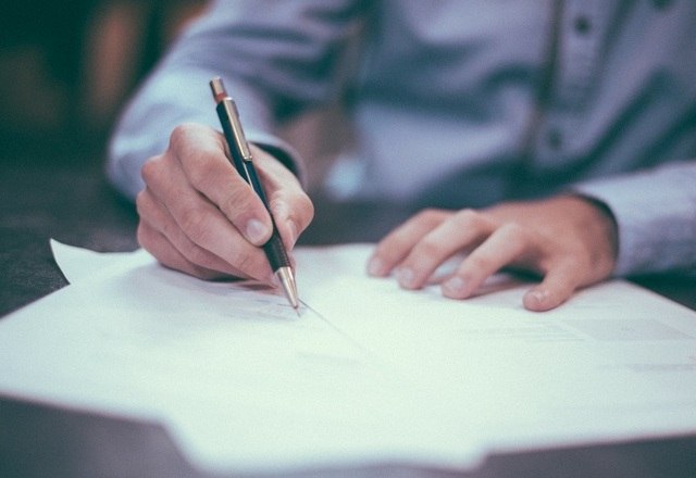 O mercado de trabalho está cada vez mais competitivo. Os recrutadores procuram cada vez mais por detalhes que podem ser decisivos na hora de contratar alguém. Uma forma de se destacar já na primeira impressão é no currículo