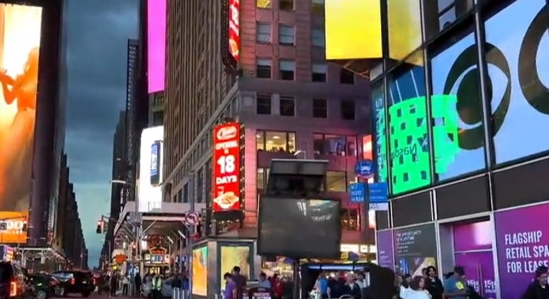 Qualquer pessoa comum agora pode ter seu rosto estampado nos telões da Times Square