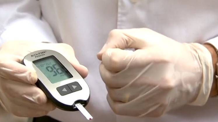 O diagnóstico de diabetes requer que sejam feitos alguns exames. Os mais comuns são a glicemia de jejum, que mede os níveis de glicose após 8 a 12 horas de jejum — um valor igual ou superior a 126 mg/dL em duas ocasiões indica diabetes —, e o TOTG (Teste Oral de Tolerância à Glicose), no qual, após o jejum, o paciente consome uma solução com glicose e suas concentrações sanguíneas são medidas em intervalos. Um valor de 2 horas igual ou superior a 200 mg/dL indica diabetes   