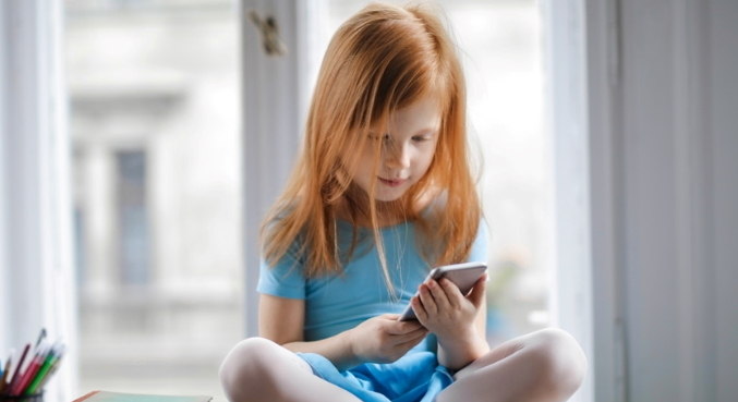 Estudo aponta que 55% das crianças ficam de duas a quatro horas por dia no celular