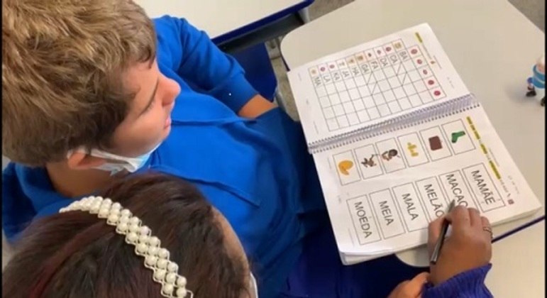 Projeto usa até ‘emoji com cocô’ para divertir e alfabetizar – Notícias