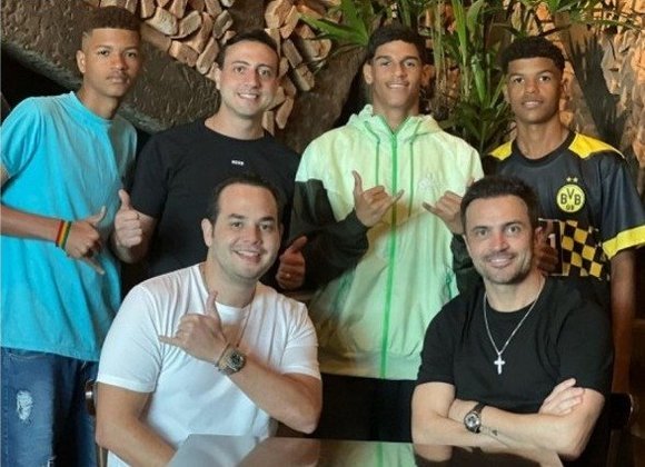 Falcão, ex-jogador de futsal e melhor do mundo na modalidade, anunciou que vai agenciar a carreira de Luva de Pedreiro. 