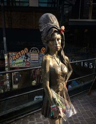 Falecida em 2011, a cantora e diva britânica Amy Winehouse é retratada numa escultura em Camden Town, em Londres, na Inglaterra. 