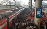 Na manhã desta terça-feira (20), uma falha de energia na Linha 7-Rubi, durante a madrugada, gerou tumulto e caos entre os passageiros que precisaram usar os trens da CPTM para se deslocar 
