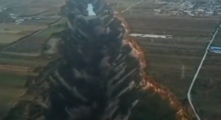 A Falha de San Andreas fica na região da Califórnia, nos EUA. É uma das falhas geológicas mais conhecidas do mundo e pode ser vista facilmente devido às rochas deslocadas que se encontram na superfície. Ela possui cerca de 1.300 km e é formada pela separação de duas placas tectônicas, a Placa do Pacífico e a Placa Norte-Americana. Como fica próxima de áreas muito povoadas e já gerou tremores muito intensos, é motivo de preocupação de acadêmicos