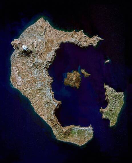 A falha de Santorini é uma falha geológica submarina localizada na ilha grega de Santorini, no mar Egeu. Os geólogos acreditam que essa falha é capaz de gerar terremotos com magnitude de até 7,5 na escala Richter