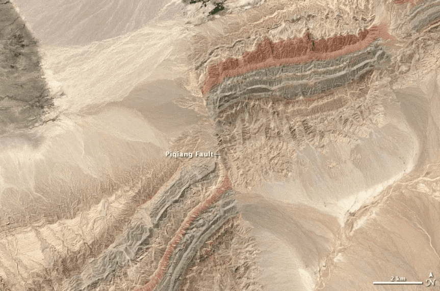A falha de Tian Shan é uma grande falha geológica localizada na região de montanhas Tian Shan, na Ásia Central, que se estende por cerca de 2.500 km. Ela é formada pela compressão de duas placas tectônicas, a placa Euroasiática e a placa Indiana, fazendo com que a cordilheira se eleve a uma taxa de cerca de 5 mm por anoCONTINUE POR AQUI: Robô-cachorro ganha até nome por chegar a áreas perigosas e ajudar a consertar metrô