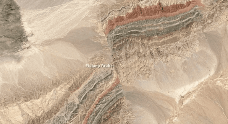 A Falha de Tian Shan é uma grande falha geológica localizada na região de montanhas Tian Shan, na Ásia Central, que se estende por cerca de 2.500 km. Ela é formada pela compressão de duas placas tectônicas, a Placa Euroasiática e a Placa Indiana, fazendo com que a cordilheira se eleve a uma taxa de cerca de 5 mm por anoCONTINUE POR AQUI: Robô-cachorro ganha até nome por chegar a áreas perigosas e ajudar a consertar metrô