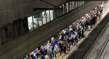 Plataformas da Estação Luz da CPTM ficam lotadas após problemas em escadas  rolantes, São Paulo