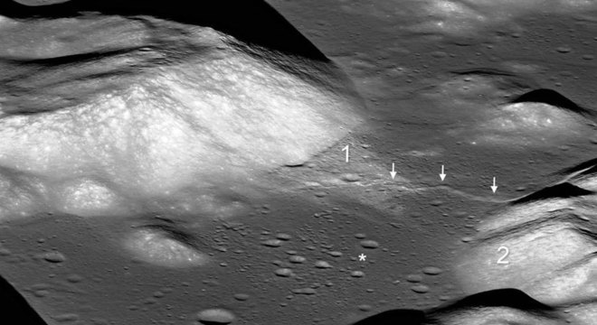 Setas indicam vale lunar Taurus-Littrow e o asterisco mostra o local de pouso da missão Apollo 17