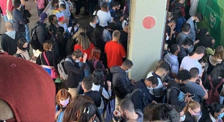 Passageiros precisaram se aglomerar nas estações devido às falhas
