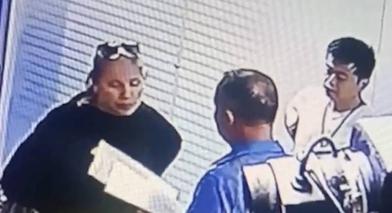 Suspeito foi gravado por uma câmera de segurança com suposta vítima