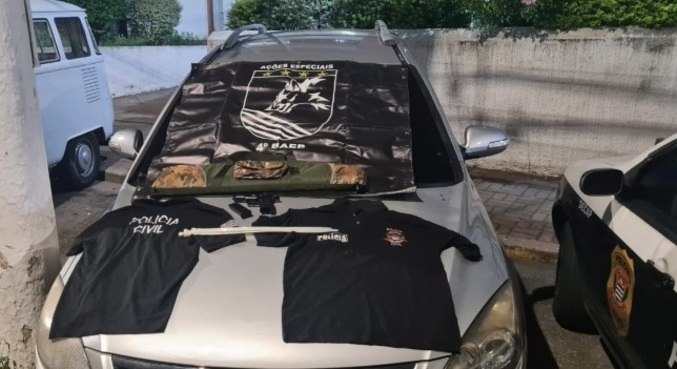 Homem foi detido com camisetas, algemas e arma falsa na zona leste de SP