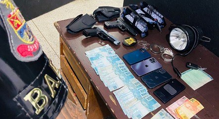 Celulares, dinheiro e armas falsas foram apreendidos