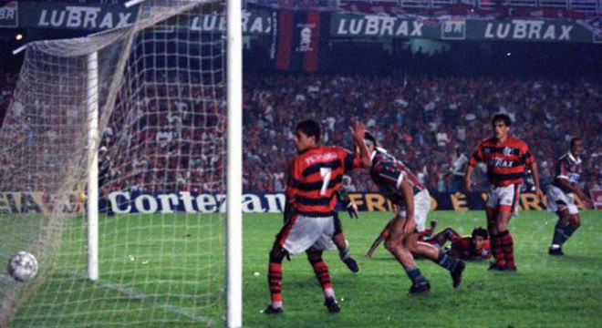 Faltavam trs minutos quando o Flu fez uma investida. Ailton, em grande jogada, cortou a marcao e chutou forte. A bola bateu na barriga de Renato Gacho e parou no fundo da rede: 3 a 2. O volante Djair contou em 2017 ao L! sobre sua sensao: 