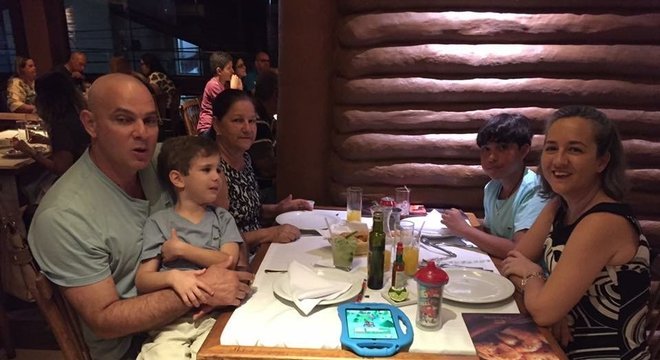 Tratamento incluiu 18 sessões de quimioterapia e 25 de radioterapia

