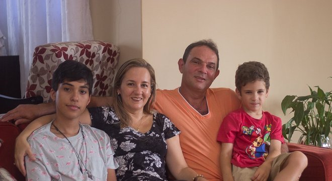 'Os dois me acompanharam em muitas sessões de quimioterapia, e isso foi muito importante pra mim', diz Lima sobre os filhos

