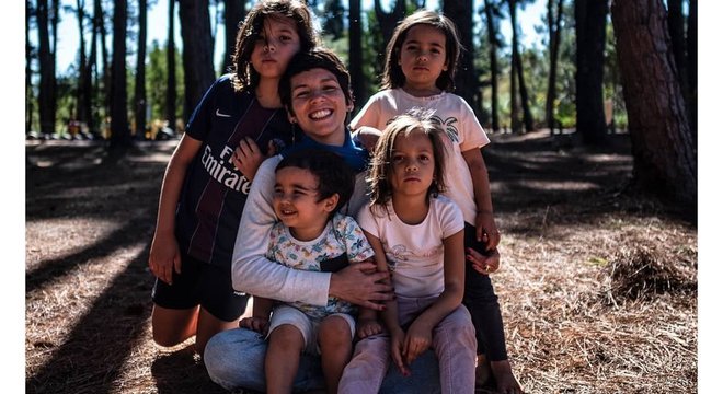 Os adultos precisam acolher os próprios sentimentos para poder acolher as crianças e tentar solucionar as questões trazidas por elas", afirma Luanda Barros, educadora parental e mãe de João (11), Irene (7), Teresa (6) e Joaquim (3).