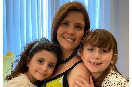 Na quarentena, Kátia Fardo criou o Instagram 'Filhos em quarentena', para compartilhar com outros pais os altos e baixos vividos com as filhas Helena e Carolina.