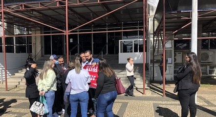 Representantes da acusação e familiares se reúnem na entrada do Fórum de Santo André, no ABC Paulista