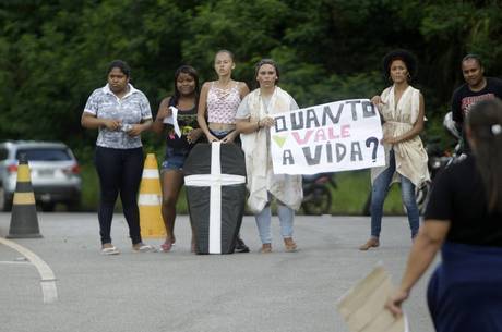 Ontem, moradores de Nova Lima (MG) fizeram protesto