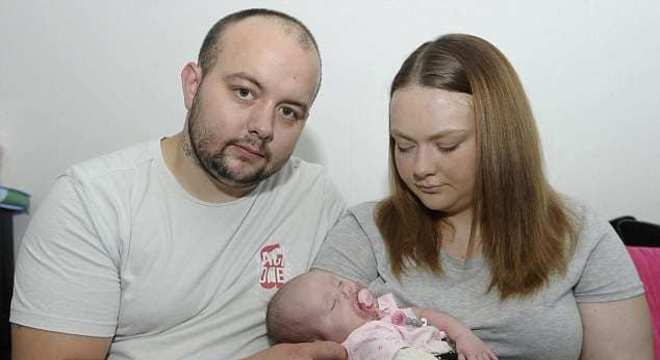 Família bebê queimado por cigarro