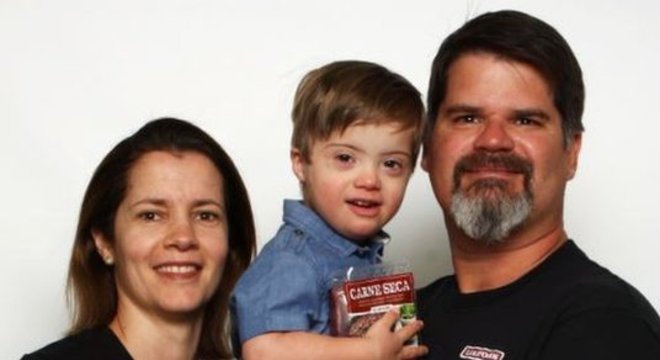 Adriana e Leonardo com o filho Oliver, de 3 anos 