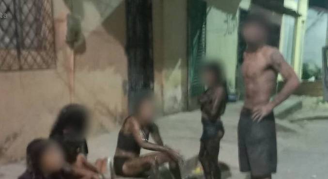 Família passou cerca de seis horas dentro do bueiro