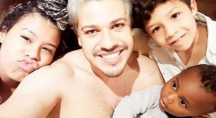 Ricardo e os três filhos pareciam felizes e unidos em postagens nas redes sociais