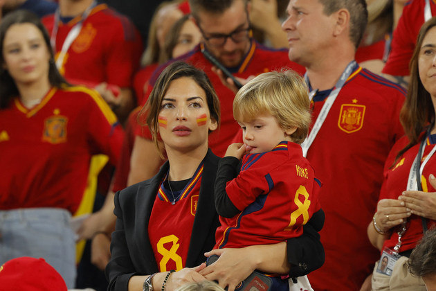 A esposa de Koke, Beatriz Espejel, e o filho do casal, Leo, estavam tensos no jogo contra Marrocos