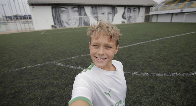 O segundo filho do jogador do PSG terá um irmão mais velho: Davi Lucca. O menino, de 11 anos, é o filho de Neymar com Carolina Dantas. Ele vive entre Barcelona, com a mãe, e Paris, com o pai