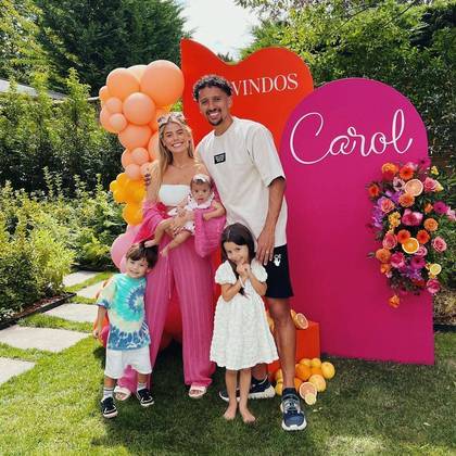 Marquinhos, capitão do PSG e um dos principais zagueiros de Tite, é casado com Carol Cabrino. Ela é cantora e empresária. O casal tem três filhos: Maria Eduarda, Enrico e Martina