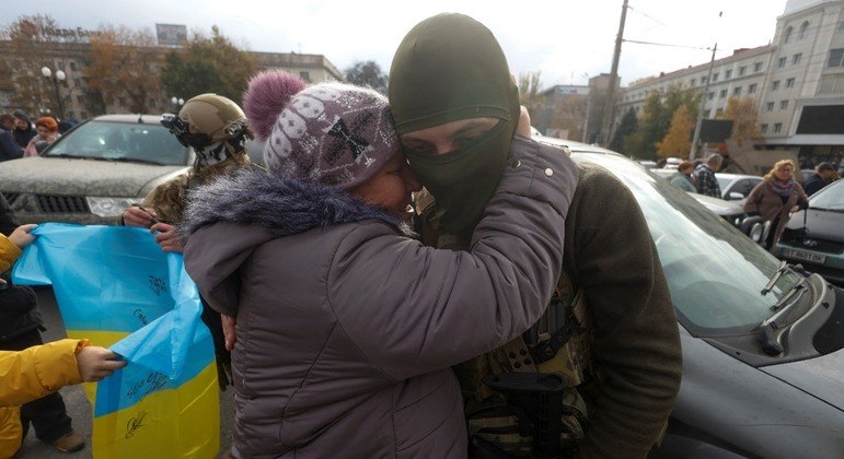 Mulher abraça um militar ucraniano no centro da cidade de Kherson