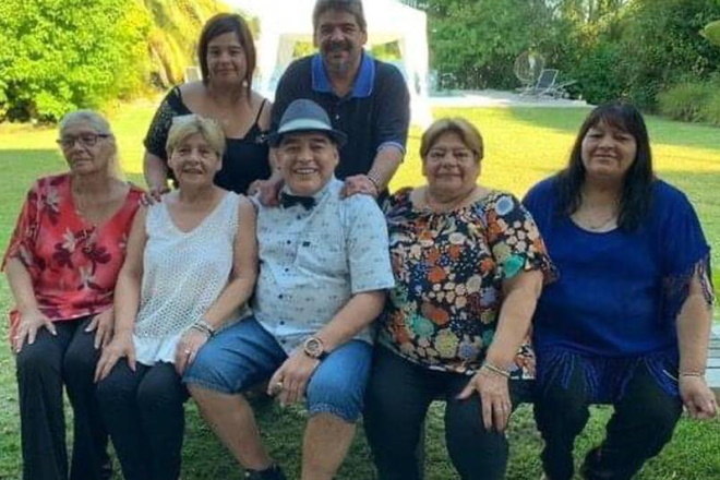 N&atilde;o faz nem dez dias da morte de Diego Maradona e as confus&otilde;es familiares pela heran&ccedil;a e mem&oacute;ria do &iacute;dolo argentino n&atilde;o param de aparecer. Desta vez, Ana Maradona, a irm&atilde; mais velha do craque falou ao programa 'Los &Aacute;ngeles de la Ma&ntilde;ana', para rebater cr&iacute;ticas recebidas e responder a Dalma e Giannina, filhas do primeiro casamento do ex-jogador