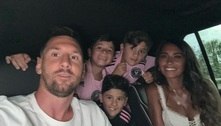 Mulher de Messi confunde marido e quase beija outro jogador