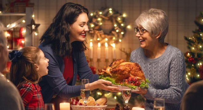 O clima das festas de fim de ano pode nos condicionar a esperar grandes quantidades de comida Mais social, mais comida