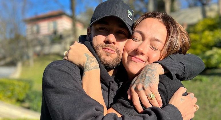 Carolina Dantas, mãe de Davi Lucca, também será tia do bebê de Neymar e Bruna. O jogador e a ex têm uma amizade de anos e costumam publicar momentos juntos nas redes sociais. Após o anúncio do craque nas redes sociais, ela escreveu: 
