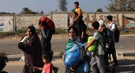 Famílias palestinas fogem da cidade de Gaza
