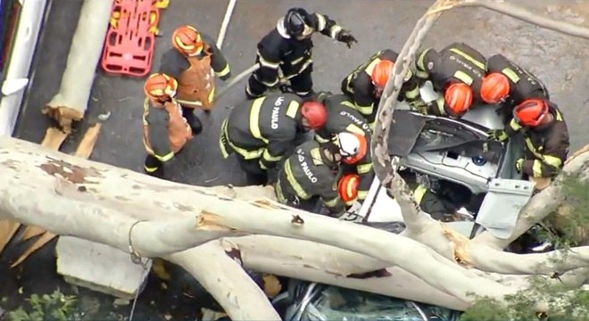 Bombeiros trabalham no resgate do pai, resgatado por volta das 17h15
