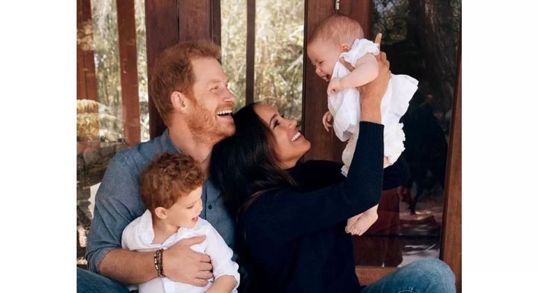 Meghan Markle e Harry posam ao lado dos filhos em cartão de Natal
