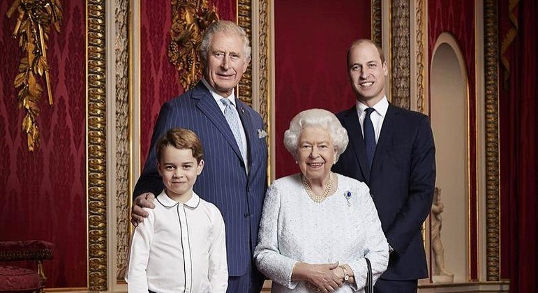 George posou com o pai, o avô e a bisavó em foto para marcar a linha sucessória britânica