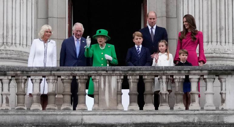 Rainha Elizabeth 2ª apareceu na sacada juntamente com seus herdeiros, esposas e bisnetos
