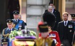 Na quarta-feira (14), Charles iniciou o dia com a procissão que levou o caixão com o corpo da rainha Elizabeth 2ª do Palácio de Buckingham até o Palácio de Westminster. Junto do rei estavam os dois filhos, William e Harry