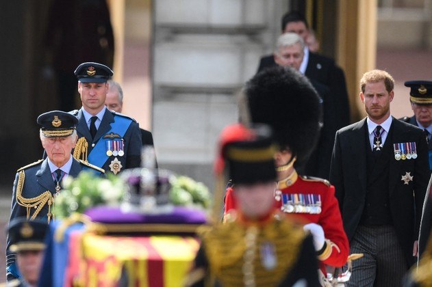 A procissão que leva o caixão com o corpo da rainha Elizabeth 2ª do Palácio de Buckingham até o Palácio de Westminster começou às 14h22 do horário local (10h22 em Brasília) nesta quarta-feira (14)